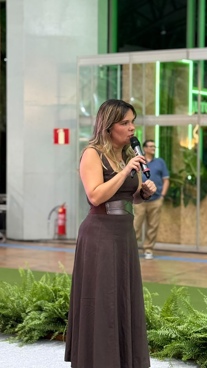 Lucélia Guedes — especialista em comércio exterior